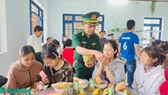 Border guard troops spreading love in border area